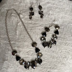 Magnificent necklace and bracelet set